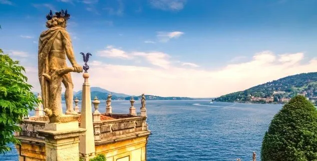 Blick auf Steinstatuen am Luzern See und Panorama auf den Horizont