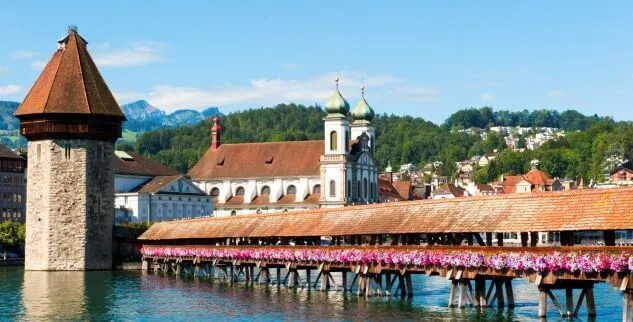 Blick auf alte Gebäude und Brücken am Vierwaldstättersee