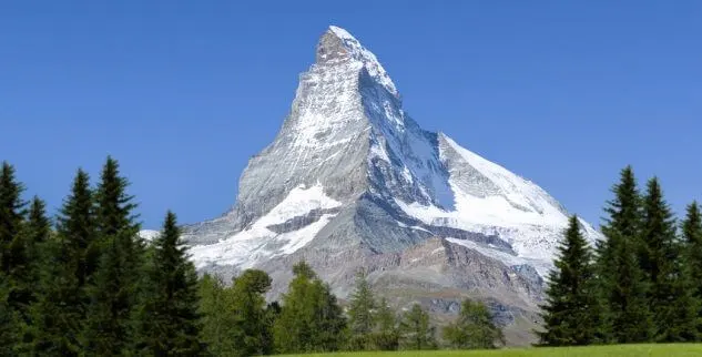 Panoramablick während der Radreise auf das Matterhorn und umliegende Tannenbäume