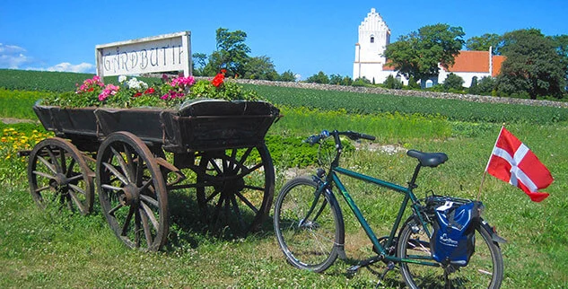 Fahrrad mit Dänemark-Flagge vor einer Kirche