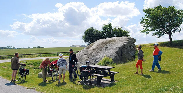 Rastpause der Landpartie-Gäste auf einer Radreise in Dänemark