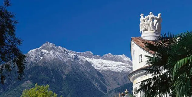 Aussicht auf die Alpen und Steinskulpturen  in Südtirol entlang der schönen Radwege