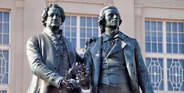 Goethe -und Schillerdenkmal, vor dem Deutschen Nationaltheater auf dem Theaterplatz in Weimar
