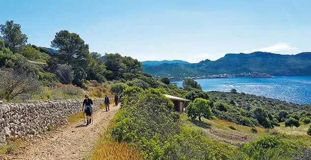 Reisende auf einem Wanderweg auf Mallorca (Spanien) während einer Wanderreise mit der Landpartie