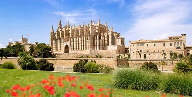 Die Landpartie: Sehen Sie die Kathedrale von Palma La Seu auf Mallorcas schönsten Wanderreise.