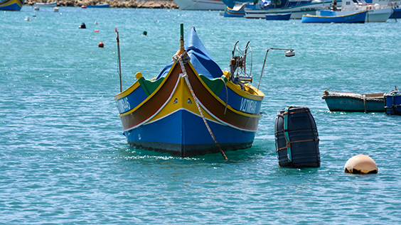 Traditionelle, bunte Fischerboote im Hafen von Malta, die Luzzos