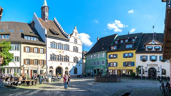 Staufen Innenstadt mit alten Häusern am Marktplatz