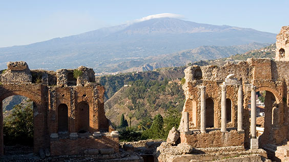 Das Antike Theater Taormina auf Sizilien, der Ätna Vulkan im Hintergrund