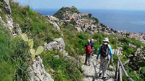 Mit der Landpartie auf einer Wanderreise in den Bergen an der Küste auf Sizilien