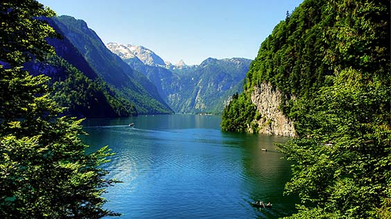 Das Bild zeigt einen Abschnitt des Bodensee–Königssee-Radwegs mit Blick auf den Königssee