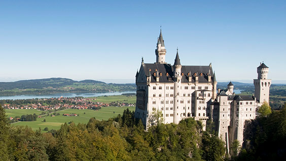 Schloss und Wälder entlang der Radreise