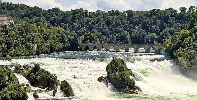Wasserfall und Bäume im Hintergrund, fotografiert auf einer Landpartie Radreise am Bodensee