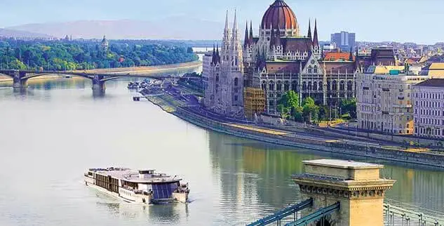 Aussicht auf das Parlament in Budapest und die Donau