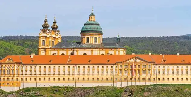 Die Abtei Melk seitlich, Benediktinerkloster in Niederösterreich, Österreich
