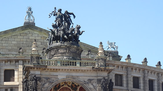 Pause auf einer Radreise am Semperoper, eines der bekanntesten und bedeutendsten Opernhäuser Deutsch