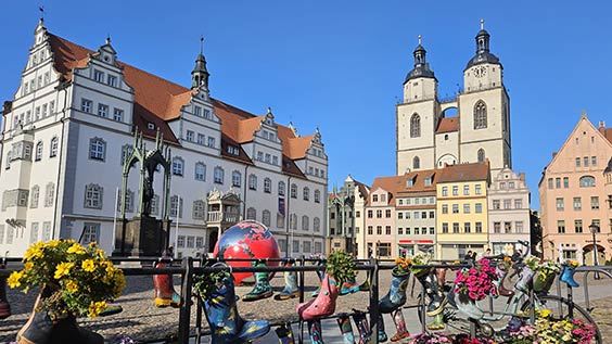 Radwege entlang des historischen Rathauses und die Stadtkirche St. Marien