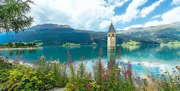 Die Radwege führen entlang des Kirchturms im Reschensee
