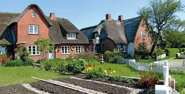 Dorfhäuser in Nordfriesland während einer Radtour mit der Landpartie