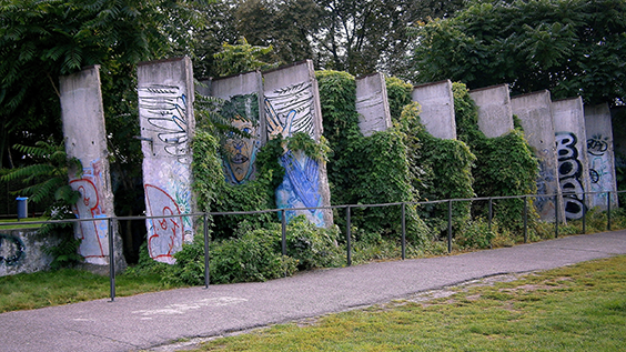 Berliner Mauer mit Grünbewachs