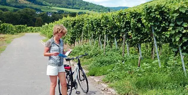 Radfahrerin der Landpartie am Moselradweg
