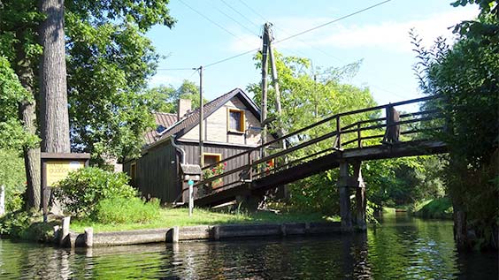 Eine malerische Szene im Spreewald, einem einzigartigen Biosphärenreservat in Brandenburg
