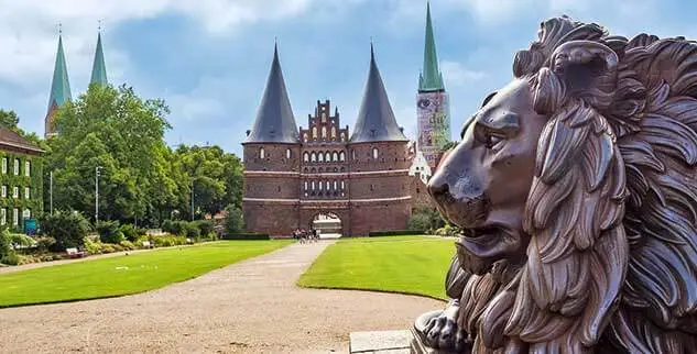 Löwenkopf und Holstentor in Lübeck