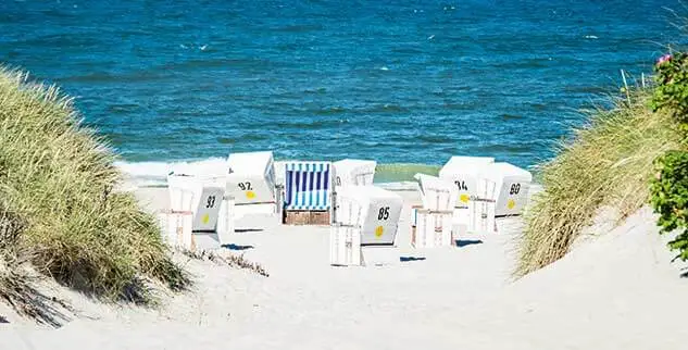 Ostseeküsten-Strand mit Strandkörben