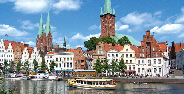 Hansestadt Lübeck mit ihren charakteristischen Gebäuden und dem Fluss Trave