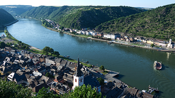 Blick ins Mittelrheintal zwischen Schwesterstädten St. Goar und St. Goarshausen