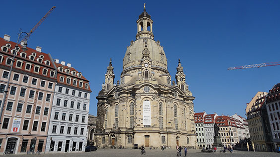 Auf einer Landpartie-Radreise entlang der Frauenkirche in Dresden, ein bedeutendes Wahrzeichen der S