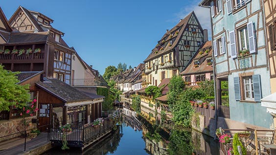 Alte Häuser und Wasserstraße im Elsass