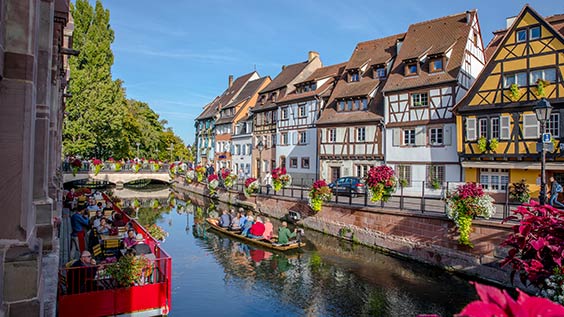 Alte, bunte Häuser und Wasserstraße im Elsass während einer Radtour mit der Landpartie im Nordosten