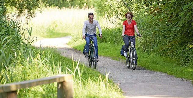 Radfahrer im Münsterland während einer individuellen Radreise mit der Landpartie