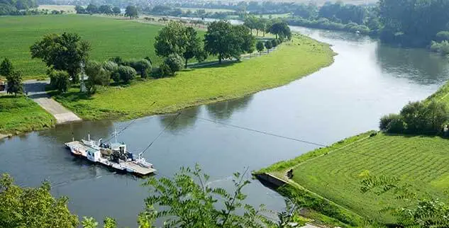 Kommen Sie mit auf die individuelle Radreise "Weser-Radweg" und sehen Sie eine Fähre auf der Weser
