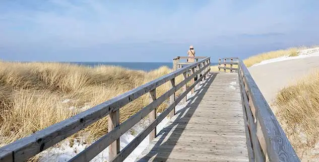Bohlenweg zum Nordseestrand an der Küste