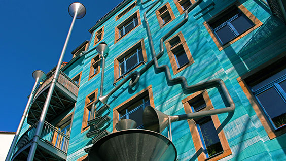 Kunsthofpassage Dresden Neustadt, blaue Häuserwand