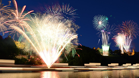 Feuerwerk vor den drei Elbschlössern in Dresden an Silvester mit der Landpartie