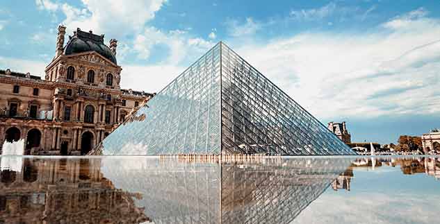 Glaspyramide im Innenhof des Louvre, fotografiert auf einer Silvesterreise mit der Landpartie