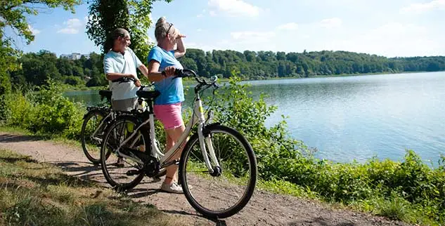 Radfahrer in Finnland auf einer E-Bike Reise mit der Landpartie