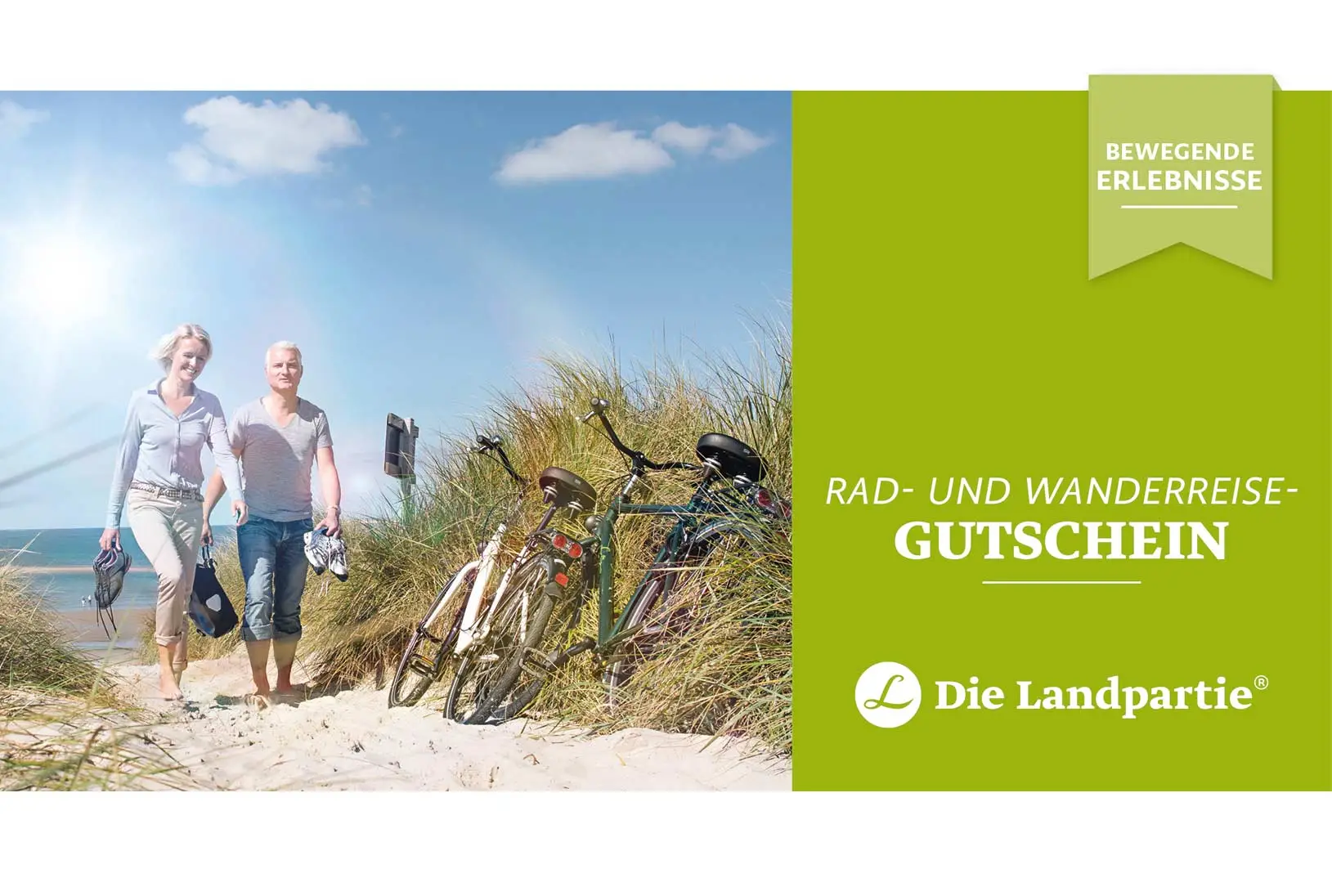 Fahrräder an Dünen gelehnt und zwei Radfahrer, die daneben herlaufen, Text neben dem Bild "Rad und Wanderreise Gutschein Die Landpartie"